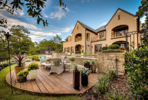 Beautiful contemporary backyard